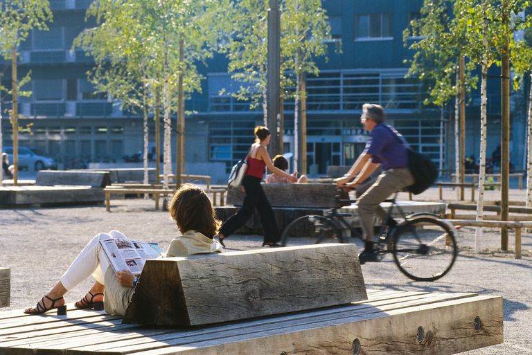 Massnahmen gegen die sommerliche Hitze: Auf dem Turbinenplatz in Zürich gibt es bereits über 60 Bäume und drei Grün- und Versickerungsflächen. Doch in vielen Schweizer Städten werden Anpassungsmassnahmen an den Klimawandel noch ungenügend umgesetzt. Foto: Caroline Minjolle, Zürich Tourismus