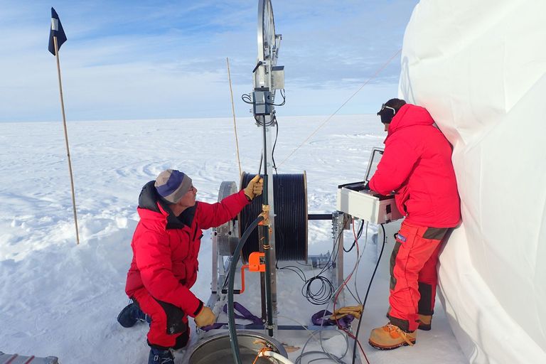 Forage au Groenland, par -31°C... Les tests ont montré qu'il est possible de forer 20m de glace en seulement une heure et demie.