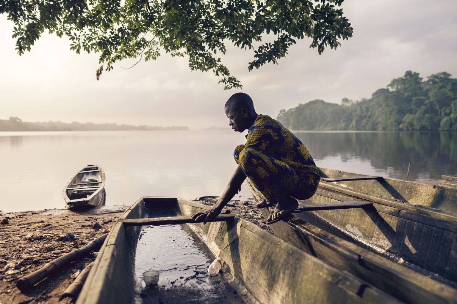 Pêcheur, lagune Erbié, Côte d’Ivoire
