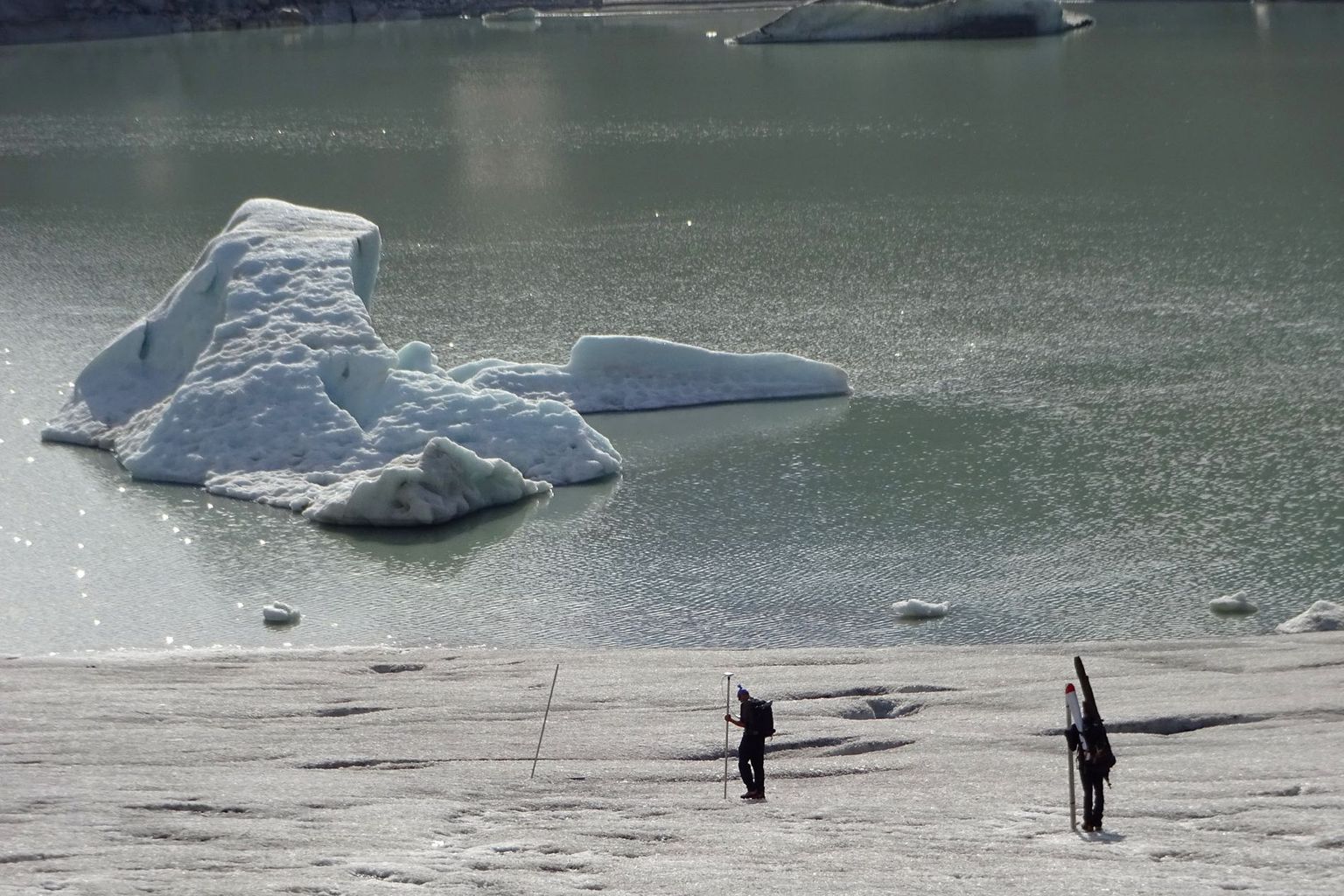 Glaziologen an der Zunge des Rhonegletschers. Der See beschleunigt die Eisschmelze zusätzlich.