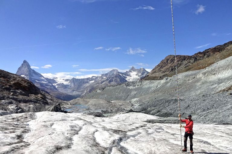 Sur la langue du Findelengletscher, 8 mètres de glace ont fondu l'an dernier, comme en témoigne la hauteur de la balise pour mesurer le bilan de masse.