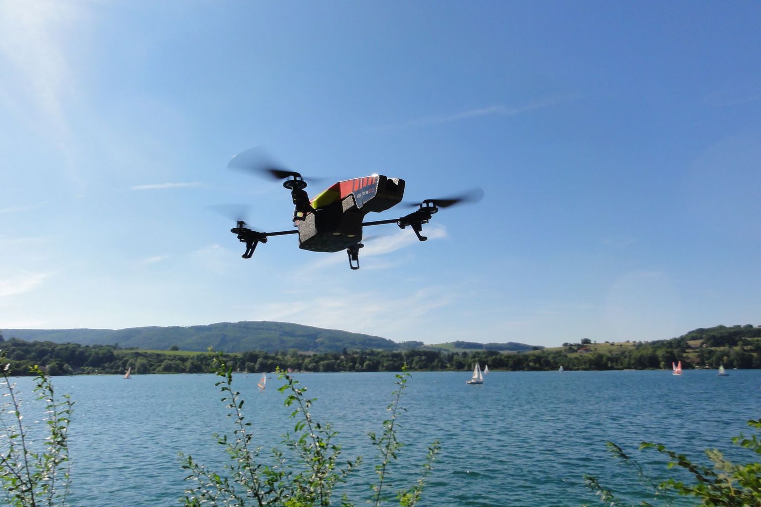 Drohne im Einsatz an einem Seeufer