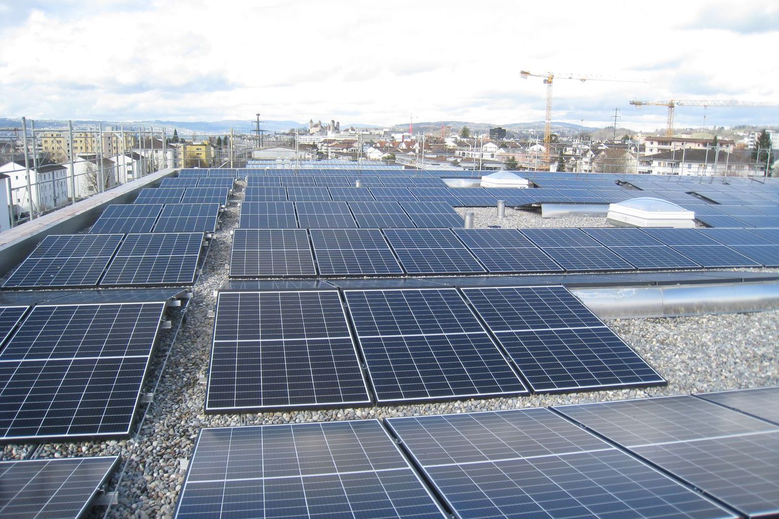 Fotovoltaik-Anlagen wie hier auf dem Dach eines Gebäudes im NefTechPark liefert erneuerbare Energie. (ProClim Flash 73)