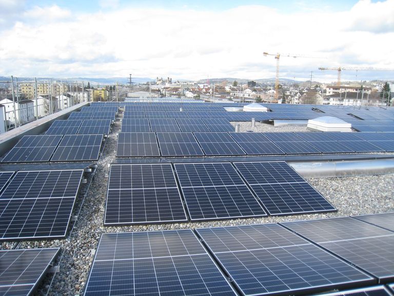 Les systèmes photovoltaïques, comme celui-ci sur le toit d'un bâtiment du NefTechPark, fournissent une énergie renouvelable. (ProClim Flash 73)