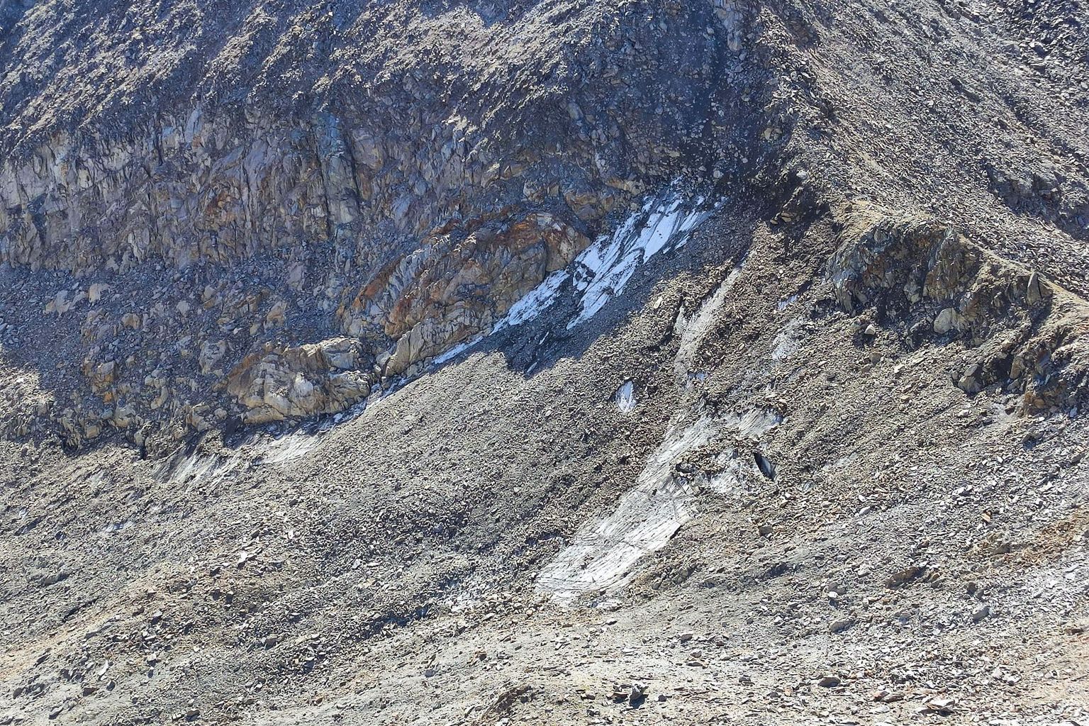 Die kümmerlichen Reste des Schwarzbachfirns (UR). Während vor 10 Jahren noch die ganze Flanke von einem kleinen Gletscher bedeckt war, mussten die Messungen dieses Jahr definitiv eingestellt werden.