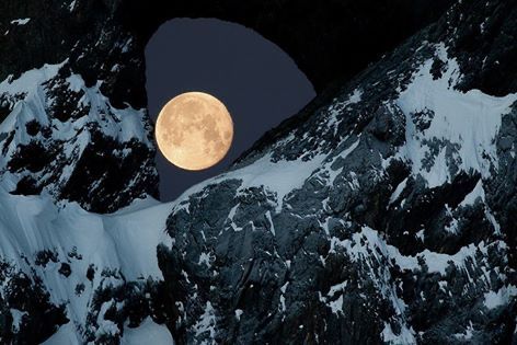 Das Martinsloch bei Mondschein erleben