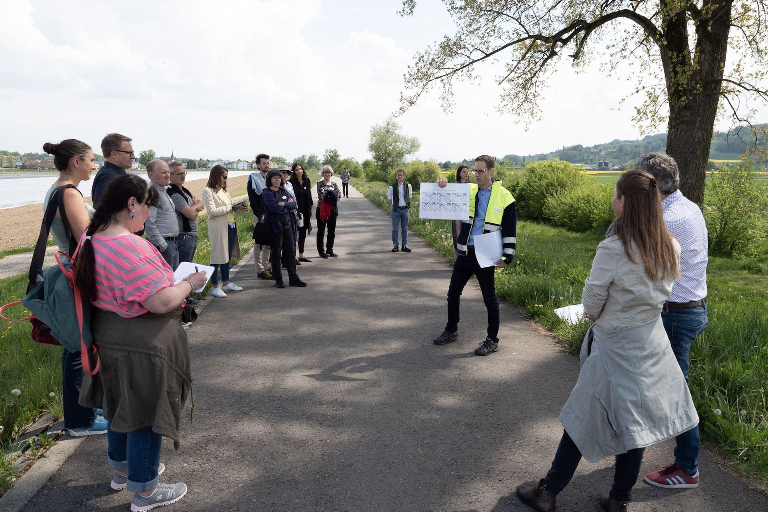 Silvio Moser (Sektion Wasserbau, Abteilung Landschaft und Gewässer, Kanton Aargau) erklärte auf dem Rundgang durch Wohlen das Rückhaltebecken für den Hochwasserschutz entlang der Bünz.