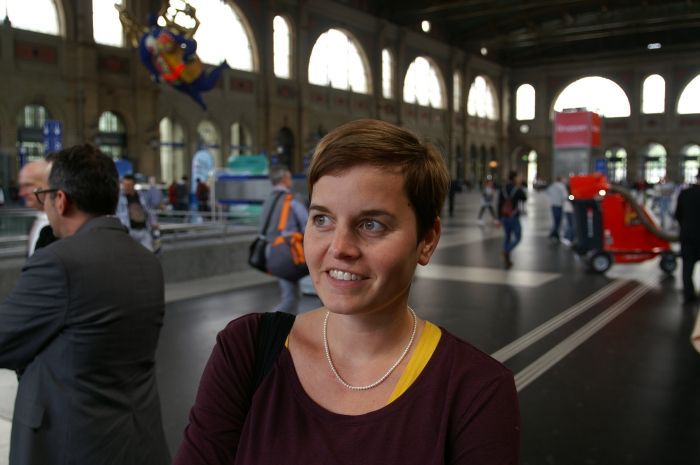 Regelmässig fährt die Teilchenphysikerin Lea Caminada von Zürich nach Genf, wo sie am grossen Teilchenbeschleuniger des CERN forscht.