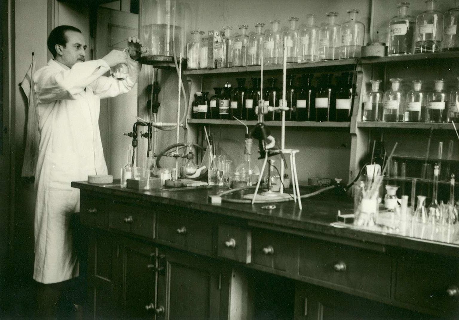 Im Labor des Vorlesungsassistenten ca. 1950