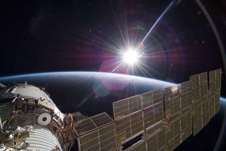 Sonne und Erde von der ISS aufgenommen
