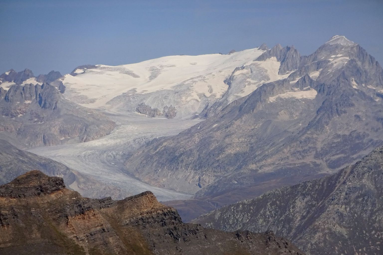 Contrairement à d'autres glaciers, le glacier du Rhône (VS) avait à nouveau une partie accumulation cette année (la neige hivernale a duré tout l'été) - mais c'est beaucoup trop petit pour maintenir le glacier en équilibre.