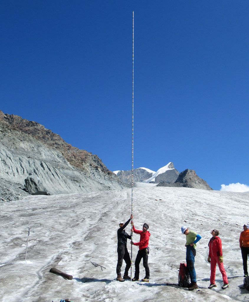 Sur la languette du glacier de Findel (VS), la glace a de nouveau fondu presque à hauteur de la balise.