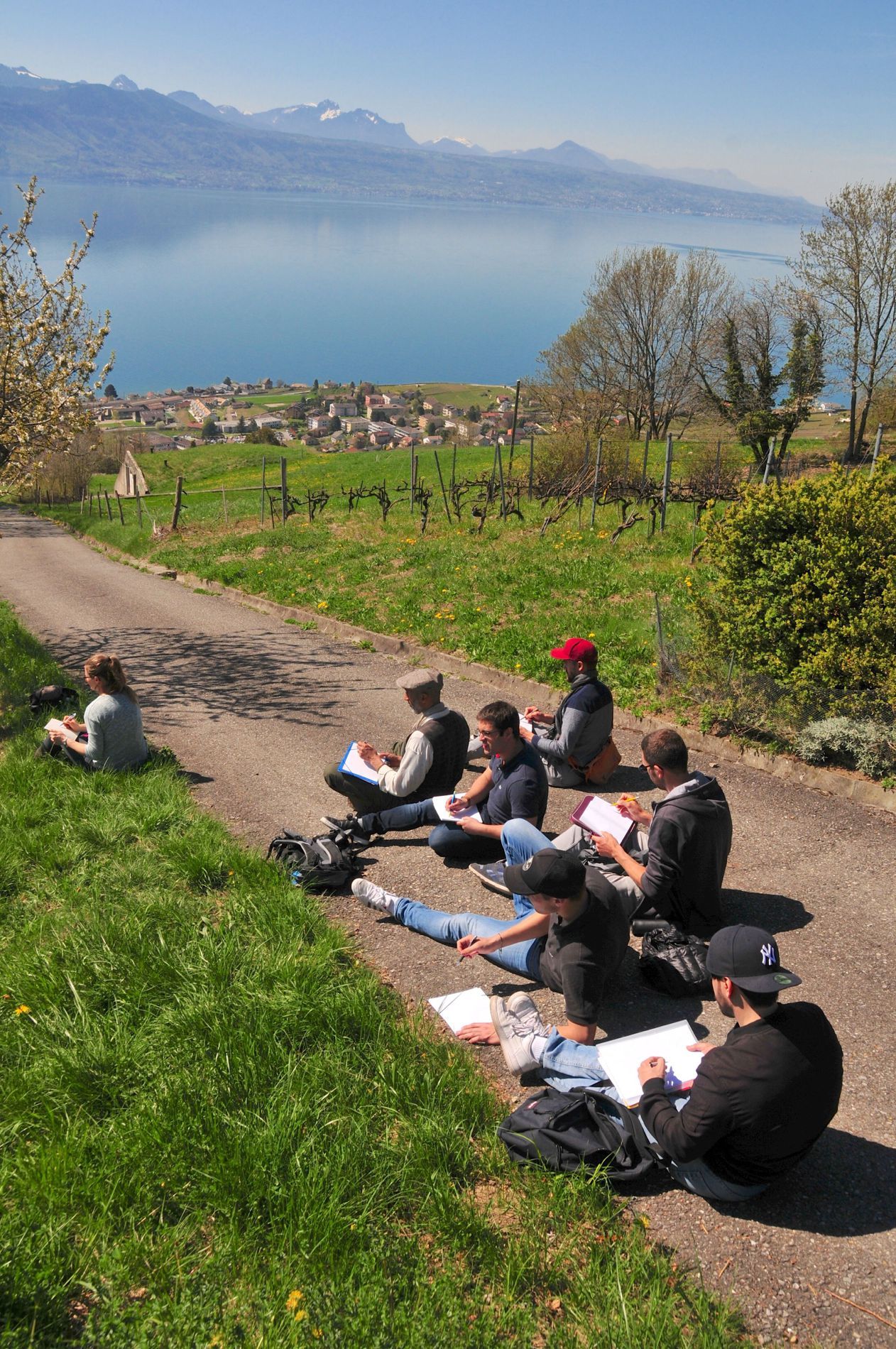 Enseignant-e-s de géographie en formation pendant un exercice d’analyse de paysage (Lavaux, avril 2018)