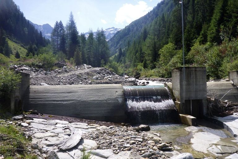 Die Kleinwasserkraft, die insgesamt nur 10% zur Gesamtstromproduktion aus Wasserkraft beiträgt, hat einen negativen Einfluss auf den Lebensraum vieler Bäche.
