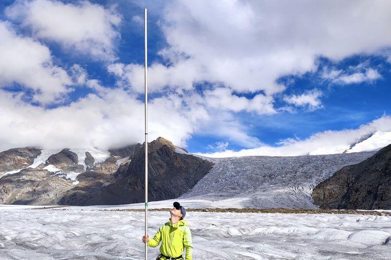 4.7 metres of ice melted in 2023 at the Concordia Place on the Great Aletsch Glacier.