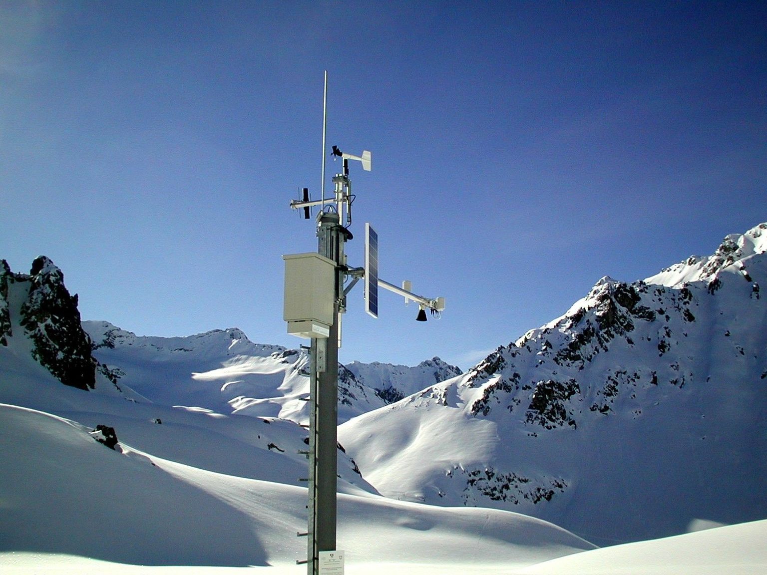 IMIS Station Bärentäli auf 2558 m ü. M. mit automatsischer Schneehöhenmessung