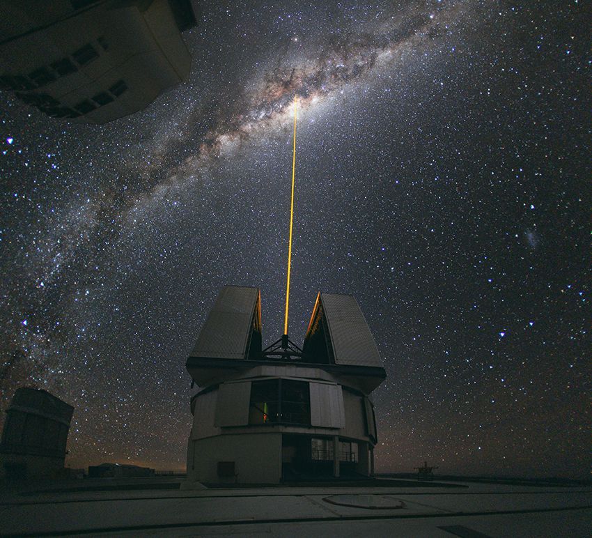 Das Very Large Telescope (VLT) der ESO während eines Tests des neuen Laserleitsternsystems. Das System ermöglicht es, die Verzerrungen der Beobachtung durch die permanente Bewegung der Luft in der Atmosphäre fast vollständig zu korrigieren, um so schärfere Bilder zu erhalten.