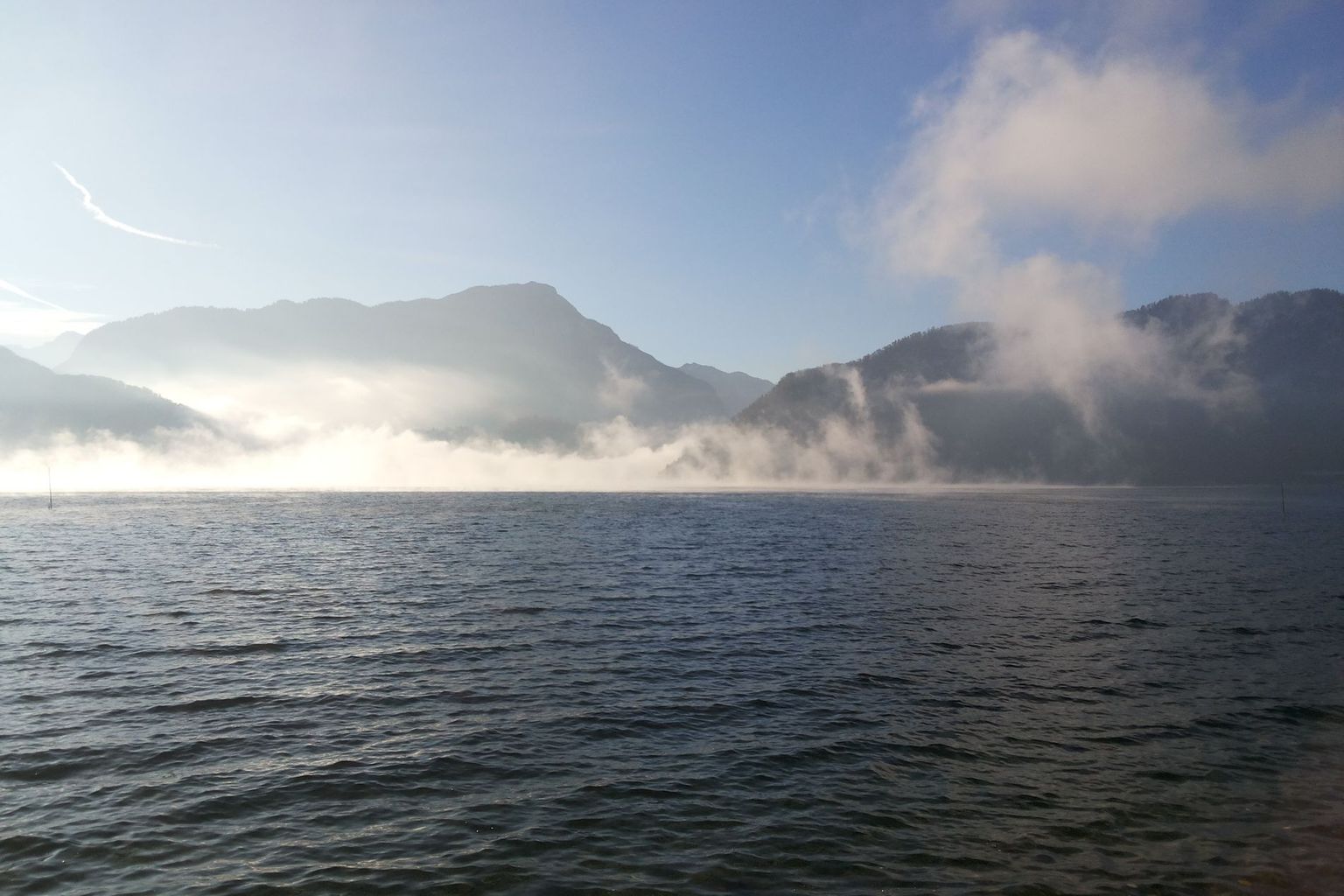 Nebel über dem Vierwaldstättersee: Damit sich der Nebel über der Schweizer Wasserzukunft lichten kann, muss die Datenlage zu Wassernutzung und Schadstoffen deutlich verbessert werden.