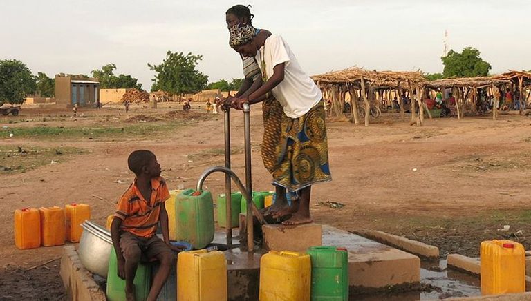 Weltweit beziehen rund 300 Millionen Menschen ihr Wasser aus Grundwasservorräten, die stark mit Arsen oder Fluorid belastet sind