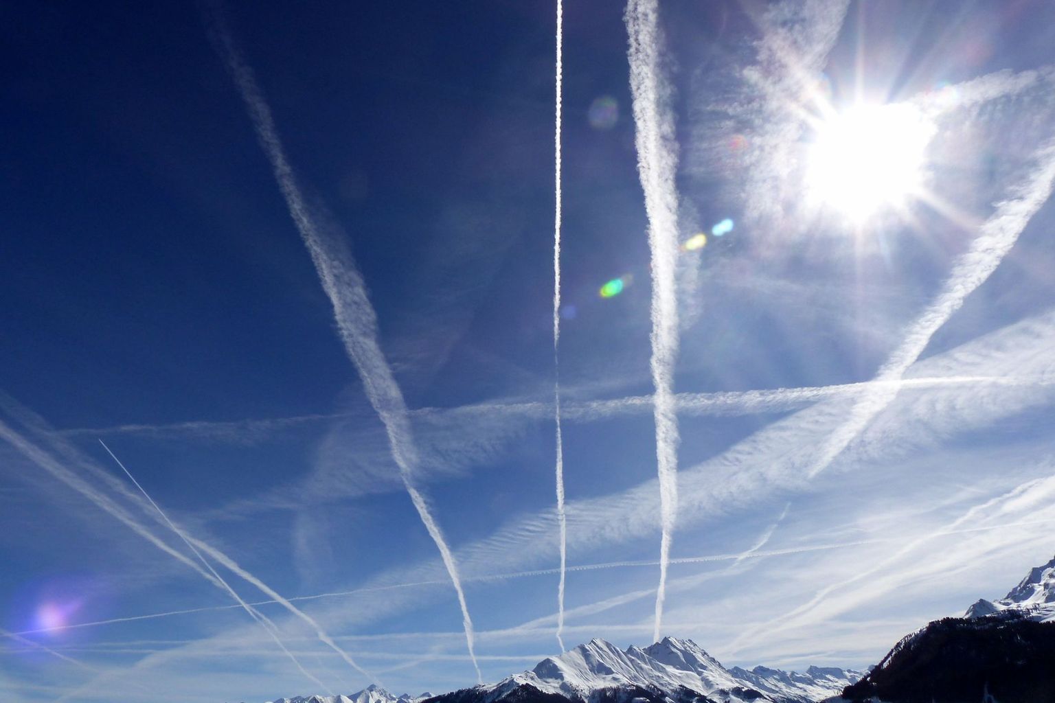 Avant le COVID-19, les avions étaient nombreux à sillonner le ciel suisse. Si le trafic aérien doit contribuer à la protection du climat, il ne faut pas qu’il revienne à son ancien niveau. Photo : Pixabay