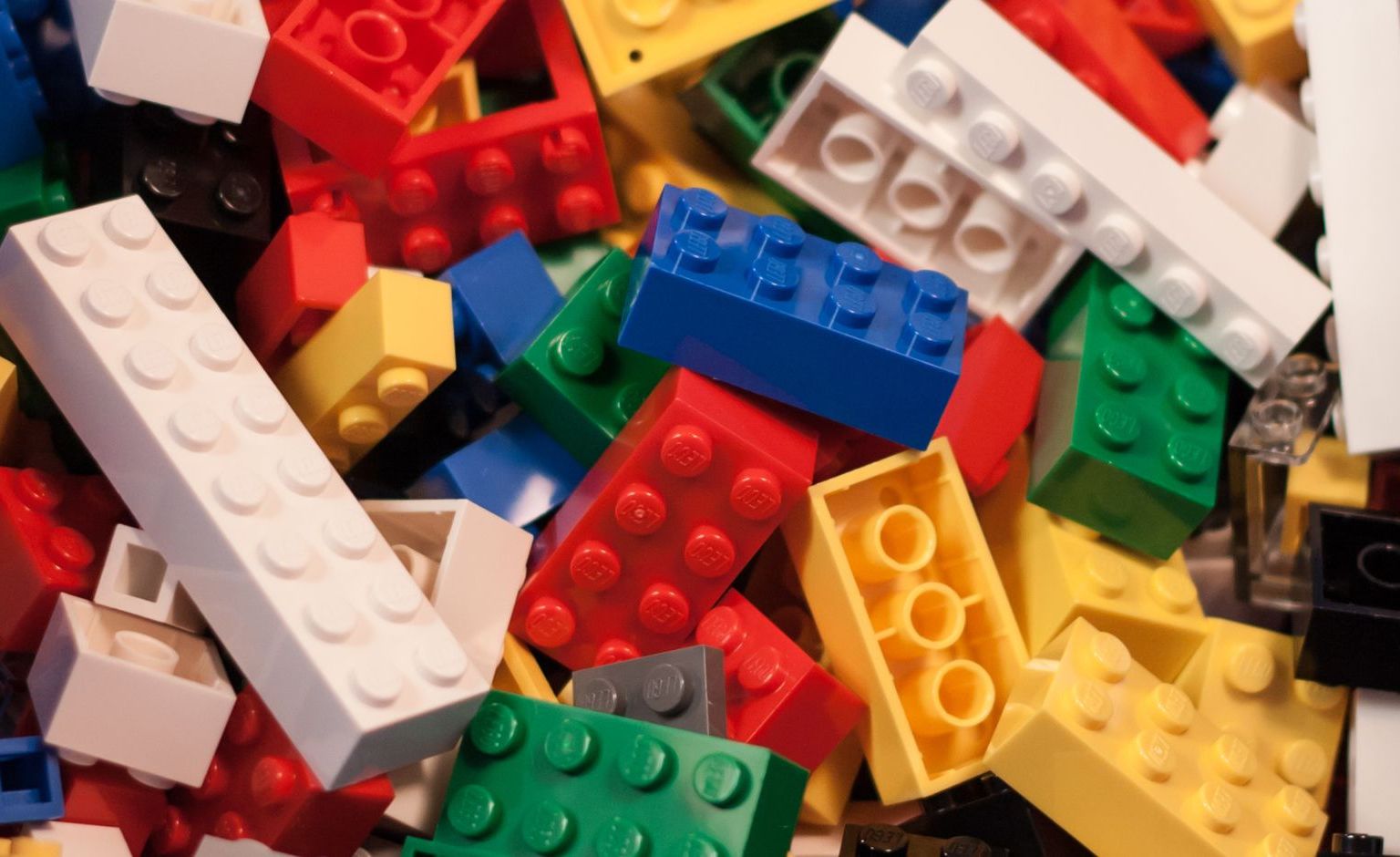 Semblables aux briques Lego, les biobriques peuvent être combinées pour créer les séquences d'ADN désirées.
