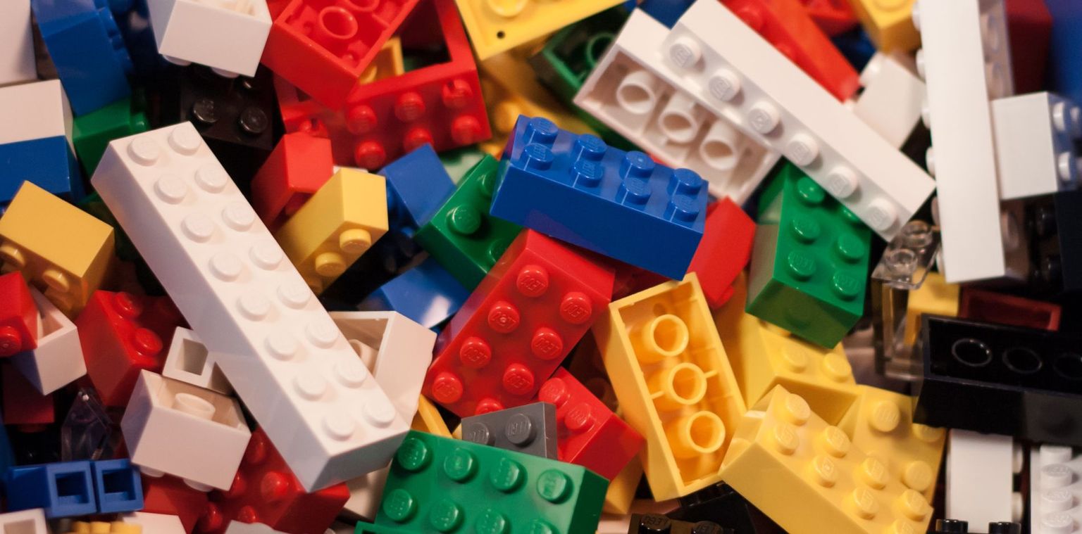 Biologische Bausteine können ähnlich wie Legosteine zusammengesetzt werden, um gewünschte DNA-Sequenzen zu kreieren.