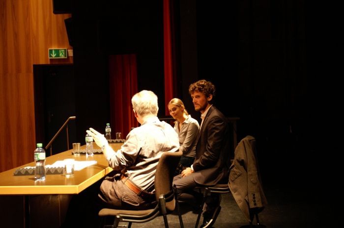 Marc Turiault moderierte das Gespräch mit der CERN-Physikerin Johanna Gramling und dem Philosoph Michel Siggen.